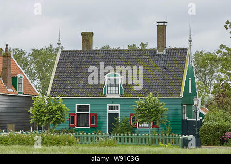 ZAANSE SCHANS, Niederlande - Juli 01, 2017: Traditionelle Gehäuse und Architektur an der "Zaanse Schans" in der Nähe von Amsterdam in den Niederlanden. Stockfoto