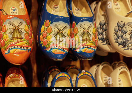 ZAANSE SCHANS, Niederlande - Juli 01, 2017: Bunte vintage handbemalte Holz- Dutch Clogs in Zaanse Schans, in der Nähe von Amsterdam in den Niederlanden. Stockfoto