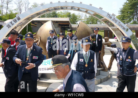 Paju, Südkorea. 15 Mai, 2019. Die südkoreanischen Veteranen stehen am das Reunification Monument für die Dritte Angriff Tunnel auf der südkoreanischen Seite an der Grenze zu Nordkorea in der demilitarisierten Zone (DMZ). Credit: Peter Gercke/dpa-Zentralbild/ZB/dpa/Alamy leben Nachrichten Stockfoto