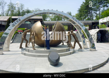 Paju, Südkorea. 15 Mai, 2019. Ein koreanischer Veteran steht an der Wiedervereinigung Denkmal für die dritte Angriff Tunnel auf der südkoreanischen Seite an der Grenze zu Nordkorea in der demilitarisierten Zone (DMZ). Credit: Peter Gercke/dpa-Zentralbild/ZB/dpa/Alamy leben Nachrichten Stockfoto