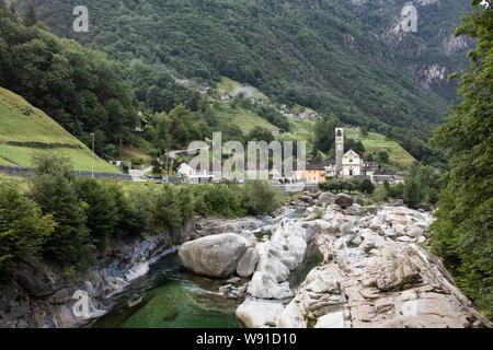 Die Verzasca Tal und den Fluss, den Blick auf die Stadt von Lavertezzo und die Kirche Santa Maria degli Angeli, in der Region Tessin in der Schweiz. Stockfoto