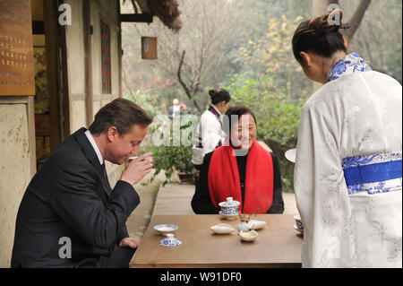 Der britische Premierminister David Cameron, Links, genießt Kaffee bei seinem Besuch im Reetdachhaus von Du Fu, ein berühmter chinesischer Dichter der Tang-Dynastie (618-9 Stockfoto