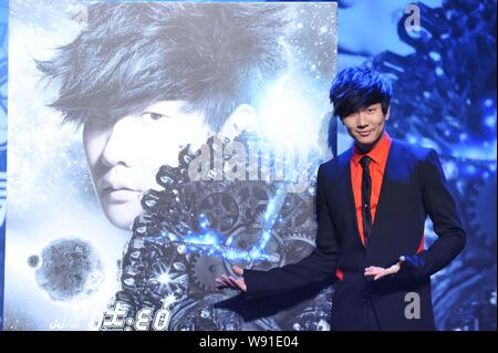 Singaporean Sänger JJ Lin stellt auf einer Pressekonferenz für sein Konzert in Peking, China, 1. Juli 2013. Stockfoto