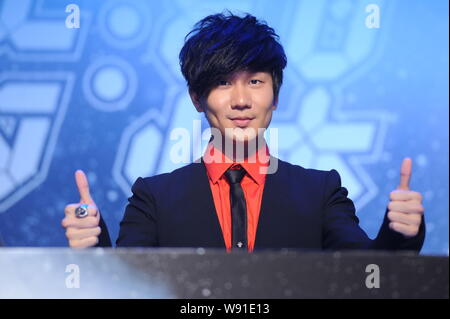 Singaporean Sänger JJ Lin stellt auf einer Pressekonferenz für sein Konzert in Peking, China, 1. Juli 2013. Stockfoto