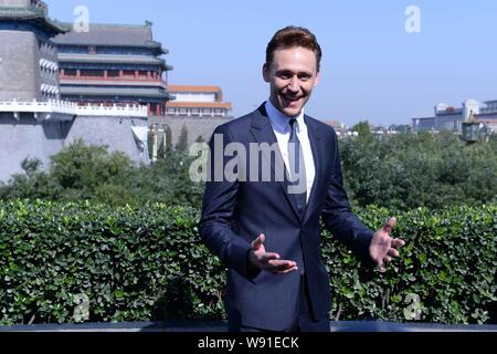 Englisch Schauspieler Tom Hiddleston stellt bei einem Fotoshooting seinem neuen Film zu fördern, Thor: Die dunkle Welt, vor der Zhengyang Tor in Peking, China, 11. Stockfoto