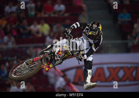 Ein Reiter führt und konkurriert in der Nacht der Sprünge Freestyle Motocross Weltmeisterschaft an MasterCard Zentrum in Peking, China, 17. August 2. Stockfoto