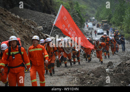 Chinesische Retter, die über die Website von einem Erdrutsch durch die 7,0-Erdbeben in Baoxing county verursacht, yaan Stadt, im Südwesten von China Sichuan pr Stockfoto