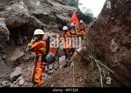 Chinesische Retter, die über die Website von einem Erdrutsch durch die 7,0-Erdbeben in Baoxing county verursacht, yaan Stadt, im Südwesten von China Sichuan pr Stockfoto