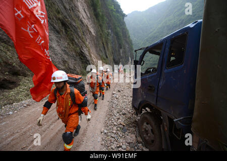 Chinesische Retter, die über die Website von einem Erdrutsch durch die 7,0-Erdbeben in Baoxing county verursacht, yaan Stadt, im Südwesten von China Sichuan pr Stockfoto