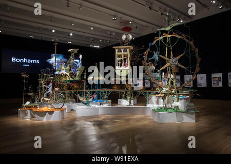 London, Großbritannien. 12 Aug, 2019. Einen Fotoauftrag nahm bei Bonhams Ort für die außerordentliche kinetische Skulptur: einen ruhigen Nachmittag in der Cloud Cuckoo Tal von Rowland Emett, der britische Künstler und Erfinder ist berühmt für seine magische fliegenden Auto und die Spinner Maschinen für den Film Chitty Chitty Bang Bang. Die auf der Anzeige bis zum 3. September wenn es wird versteigert. Credit: Keith Larby/Alamy leben Nachrichten Stockfoto