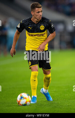 Düsseldorf, Deutschland. 09 Aug, 2019. Fussball: DFB-Pokal, KFC Uerdingen - Borussia Dortmund, Runde 1. Dortmunder Thorgan Gefahr spielt den Ball. Credit: Marius Becker/dpa - WICHTIGER HINWEIS: In Übereinstimmung mit den Anforderungen der DFL Deutsche Fußball Liga oder der DFB Deutscher Fußball-Bund ist es untersagt, zu verwenden oder verwendet Fotos im Stadion und/oder das Spiel in Form von Bildern und/oder Videos - wie Foto Sequenzen getroffen haben./dpa/Alamy leben Nachrichten Stockfoto