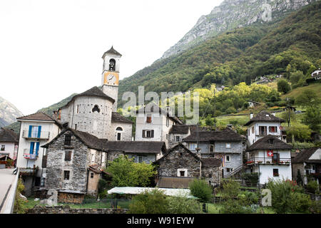 Die Kirche von Santa Maria Degli Angeli mit Blick auf die kleine Stadt von Lavertezzo in der italienischen Region Tessin in der Schweiz. Stockfoto