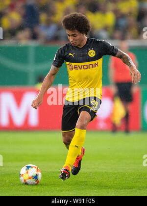 Düsseldorf, Deutschland. 09 Aug, 2019. Fussball: DFB-Pokal, KFC Uerdingen - Borussia Dortmund, Runde 1. Dortmund Axel Witsel spielt den Ball. Credit: Marius Becker/dpa - WICHTIGER HINWEIS: In Übereinstimmung mit den Anforderungen der DFL Deutsche Fußball Liga oder der DFB Deutscher Fußball-Bund ist es untersagt, zu verwenden oder verwendet Fotos im Stadion und/oder das Spiel in Form von Bildern und/oder Videos - wie Foto Sequenzen getroffen haben./dpa/Alamy leben Nachrichten Stockfoto