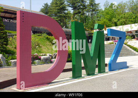 Paju, Südkorea. 15 Mai, 2019. Drei Buchstaben stehen für die demilitarisierte Zone (DMZ) auf der südkoreanischen Seite an der Grenze zu Nordkorea. Credit: Peter Gercke/dpa-Zentralbild/ZB/dpa/Alamy leben Nachrichten Stockfoto