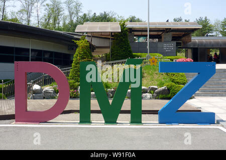 Paju, Südkorea. 15 Mai, 2019. Drei Buchstaben stehen für die demilitarisierte Zone (DMZ) auf der südkoreanischen Seite an der Grenze zu Nordkorea. Credit: Peter Gercke/dpa-Zentralbild/ZB/dpa/Alamy leben Nachrichten Stockfoto