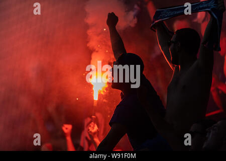 Chemnitz, Deutschland. 11 Aug, 2019. Fussball: DFB-Pokal, Chemnitzer FC - Hamburger SV, Runde 1, im Stadion auf der Gellertstraße. Die Hamburger fans Pyrotechnik entzünden. Credit: Robert Michael/dpa-Zentralbild/dpa - WICHTIGER HINWEIS: In Übereinstimmung mit den Anforderungen der DFL Deutsche Fußball Liga oder der DFB Deutscher Fußball-Bund ist es untersagt, zu verwenden oder verwendet Fotos im Stadion und/oder das Spiel in Form von Bildern und/oder Videos - wie Foto Sequenzen getroffen haben./dpa/Alamy leben Nachrichten Stockfoto