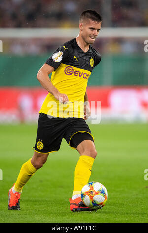 Düsseldorf, Deutschland. 09 Aug, 2019. Fussball: DFB-Pokal, KFC Uerdingen - Borussia Dortmund, Runde 1. Dortmunder Julian Weigl spielt den Ball. Credit: Marius Becker/dpa - WICHTIGER HINWEIS: In Übereinstimmung mit den Anforderungen der DFL Deutsche Fußball Liga oder der DFB Deutscher Fußball-Bund ist es untersagt, zu verwenden oder verwendet Fotos im Stadion und/oder das Spiel in Form von Bildern und/oder Videos - wie Foto Sequenzen getroffen haben./dpa/Alamy leben Nachrichten Stockfoto