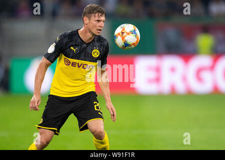 Düsseldorf, Deutschland. 09 Aug, 2019. Fussball: DFB-Pokal, KFC Uerdingen - Borussia Dortmund, Runde 1. Dortmunder Lukasz Piszczek spielt den Ball. Credit: Marius Becker/dpa - WICHTIGER HINWEIS: In Übereinstimmung mit den Anforderungen der DFL Deutsche Fußball Liga oder der DFB Deutscher Fußball-Bund ist es untersagt, zu verwenden oder verwendet Fotos im Stadion und/oder das Spiel in Form von Bildern und/oder Videos - wie Foto Sequenzen getroffen haben./dpa/Alamy leben Nachrichten Stockfoto