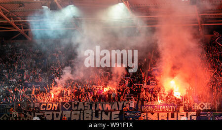 Chemnitz, Deutschland. 11 Aug, 2019. Fussball: DFB-Pokal, Chemnitzer FC - Hamburger SV, Runde 1, im Stadion auf der Gellertstraße. Die Hamburger fans Pyrotechnik entzünden. Credit: Robert Michael/dpa-Zentralbild/dpa - WICHTIGER HINWEIS: In Übereinstimmung mit den Anforderungen der DFL Deutsche Fußball Liga oder der DFB Deutscher Fußball-Bund ist es untersagt, zu verwenden oder verwendet Fotos im Stadion und/oder das Spiel in Form von Bildern und/oder Videos - wie Foto Sequenzen getroffen haben./dpa/Alamy leben Nachrichten Stockfoto