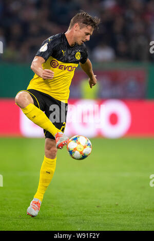 Düsseldorf, Deutschland. 09 Aug, 2019. Fussball: DFB-Pokal, KFC Uerdingen - Borussia Dortmund, Runde 1. Dortmunder Lukasz Piszczek spielt den Ball. Credit: Marius Becker/dpa - WICHTIGER HINWEIS: In Übereinstimmung mit den Anforderungen der DFL Deutsche Fußball Liga oder der DFB Deutscher Fußball-Bund ist es untersagt, zu verwenden oder verwendet Fotos im Stadion und/oder das Spiel in Form von Bildern und/oder Videos - wie Foto Sequenzen getroffen haben./dpa/Alamy leben Nachrichten Stockfoto