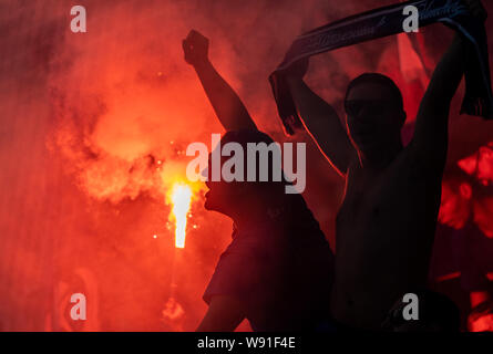 Chemnitz, Deutschland. 11 Aug, 2019. Fussball: DFB-Pokal, Chemnitzer FC - Hamburger SV, Runde 1, im Stadion auf der Gellertstraße. Die Hamburger fans Pyrotechnik entzünden. Credit: Robert Michael/dpa-Zentralbild/dpa - WICHTIGER HINWEIS: In Übereinstimmung mit den Anforderungen der DFL Deutsche Fußball Liga oder der DFB Deutscher Fußball-Bund ist es untersagt, zu verwenden oder verwendet Fotos im Stadion und/oder das Spiel in Form von Bildern und/oder Videos - wie Foto Sequenzen getroffen haben./dpa/Alamy leben Nachrichten Stockfoto
