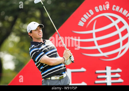 Golfspieler Rory McIlroy von Nordirland wird dargestellt, nachdem er einen Schuss in der zweiten Runde der HSBC Champions Golf Turnier am Shesha Stockfoto