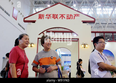 ---- Chinese Eigenheimkäufer am Stand der Bauträger Macrolink Real Estate Co. Ltd besuchen Sie während einer Immobilienmesse in Wuhan, China Hube Stockfoto