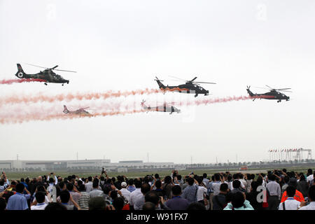 Chinesische WZ-10 Kampfhubschrauber, righ und WZ-9 Militärhubschrauber Durchführen einer Flugvorführung bei der 2. China Hubschrauber Exposition in Tianjin Stockfoto