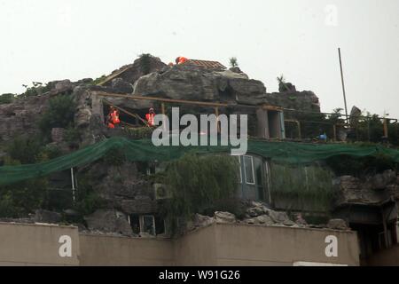 Die chinesischen Arbeiter die Rock Garden an der Bergspitze Villa, die von Professor Zhang Beiqing auf dem Dach seiner Wohnung bui aufgebaut ist, Reißen Stockfoto