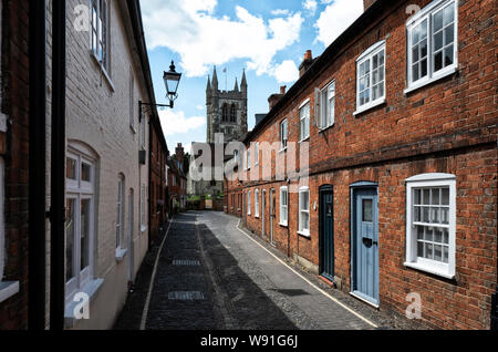 Kleines Haus gesäumten Straße in Farnham Surrey England mit St Andrew's Church Stockfoto