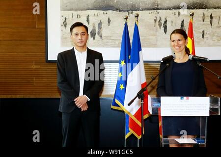 Aurelie Filippetti, rechts, französische Ministerin für Kultur und Kommunikation, wirft mit chinesischen Schauspieler Liu Ye bei der Preisverleihung der Ordre des Arts et de Stockfoto