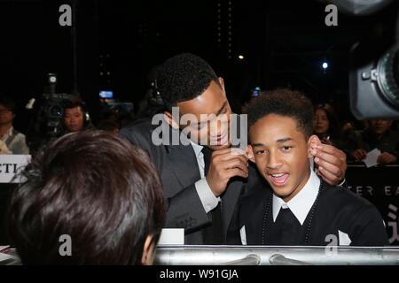 Amerikanischer Schauspieler Will Smith (Mitte) zieht im Scherz die Ohren seines Sohnes Jaden Smith (rechts) während einer Pressekonferenz für ihren neuesten Film, nach dem Ohr Stockfoto