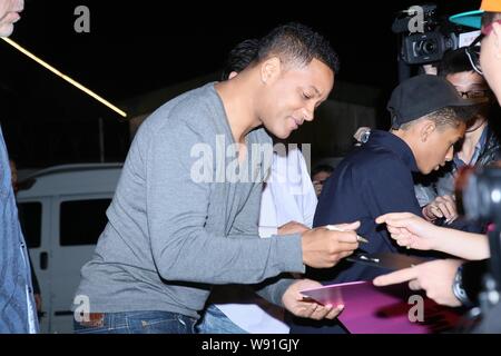 Amerikanischer Schauspieler Will Smith und sein Sohn Jaden Smith Autogramm für Fans, da sie am Flughafen in Taipei, Taiwan, 2. Mai 2013 eintreffen Ihrer lat zu fördern. Stockfoto