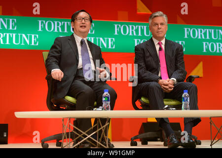 Der ehemalige US-Botschafter in China Jon Huntsman, rechts, und Yang Jiemian, Präsident der Shanghai Institut für Internationale Studien (SIIS) mit einem sub-Fo Stockfoto