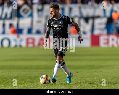 Chemnitz, Deutschland. 11 Aug, 2019. Fussball: DFB-Pokal, Chemnitzer FC - Hamburger SV, Runde 1, im Stadion auf der Gellertstraße. Tim Leibold aus Hamburg spielt den Ball. Credit: Robert Michael/dpa-Zentralbild/dpa - WICHTIGER HINWEIS: In Übereinstimmung mit den Anforderungen der DFL Deutsche Fußball Liga oder der DFB Deutscher Fußball-Bund ist es untersagt, zu verwenden oder verwendet Fotos im Stadion und/oder das Spiel in Form von Bildern und/oder Videos - wie Foto Sequenzen getroffen haben./dpa/Alamy leben Nachrichten Stockfoto