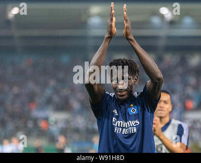 Chemnitz, Deutschland. 11 Aug, 2019. Fussball: DFB-Pokal, Chemnitzer FC - Hamburger SV, Runde 1, im Stadion auf der Gellertstraße. Hamburger Bäckerei Jatta dank seiner Fans nach dem Sieg. Credit: Robert Michael/dpa-Zentralbild/dpa - WICHTIGER HINWEIS: In Übereinstimmung mit den Anforderungen der DFL Deutsche Fußball Liga oder der DFB Deutscher Fußball-Bund ist es untersagt, zu verwenden oder verwendet Fotos im Stadion und/oder das Spiel in Form von Bildern und/oder Videos - wie Foto Sequenzen getroffen haben./dpa/Alamy leben Nachrichten Stockfoto