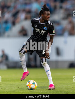 Chemnitz, Deutschland. 11 Aug, 2019. Fussball: DFB-Pokal, Chemnitzer FC - Hamburger SV, Runde 1, im Stadion auf der Gellertstraße. Hamburger Gideon Jung spielt den Ball. Credit: Robert Michael/dpa-Zentralbild/dpa - WICHTIGER HINWEIS: In Übereinstimmung mit den Anforderungen der DFL Deutsche Fußball Liga oder der DFB Deutscher Fußball-Bund ist es untersagt, zu verwenden oder verwendet Fotos im Stadion und/oder das Spiel in Form von Bildern und/oder Videos - wie Foto Sequenzen getroffen haben./dpa/Alamy leben Nachrichten Stockfoto
