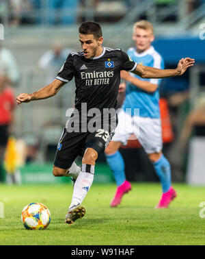 Chemnitz, Deutschland. 11 Aug, 2019. Fussball: DFB-Pokal, Chemnitzer FC - Hamburger SV, Runde 1, im Stadion auf der Gellertstraße. Hamburger Jairo Samperio spielt den Ball. Credit: Robert Michael/dpa-Zentralbild/dpa - WICHTIGER HINWEIS: In Übereinstimmung mit den Anforderungen der DFL Deutsche Fußball Liga oder der DFB Deutscher Fußball-Bund ist es untersagt, zu verwenden oder verwendet Fotos im Stadion und/oder das Spiel in Form von Bildern und/oder Videos - wie Foto Sequenzen getroffen haben./dpa/Alamy leben Nachrichten Stockfoto