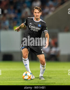 Chemnitz, Deutschland. 11 Aug, 2019. Fussball: DFB-Pokal, Chemnitzer FC - Hamburger SV, Runde 1, im Stadion auf der Gellertstraße. Hamburger Adrian Fein spielt den Ball. Credit: Robert Michael/dpa-Zentralbild/dpa - WICHTIGER HINWEIS: In Übereinstimmung mit den Anforderungen der DFL Deutsche Fußball Liga oder der DFB Deutscher Fußball-Bund ist es untersagt, zu verwenden oder verwendet Fotos im Stadion und/oder das Spiel in Form von Bildern und/oder Videos - wie Foto Sequenzen getroffen haben./dpa/Alamy leben Nachrichten Stockfoto