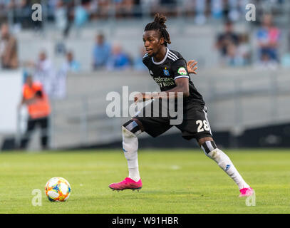 Chemnitz, Deutschland. 11 Aug, 2019. Fussball: DFB-Pokal, Chemnitzer FC - Hamburger SV, Runde 1, im Stadion auf der Gellertstraße. Hamburger Gideon Jung spielt den Ball. Credit: Robert Michael/dpa-Zentralbild/dpa - WICHTIGER HINWEIS: In Übereinstimmung mit den Anforderungen der DFL Deutsche Fußball Liga oder der DFB Deutscher Fußball-Bund ist es untersagt, zu verwenden oder verwendet Fotos im Stadion und/oder das Spiel in Form von Bildern und/oder Videos - wie Foto Sequenzen getroffen haben./dpa/Alamy leben Nachrichten Stockfoto