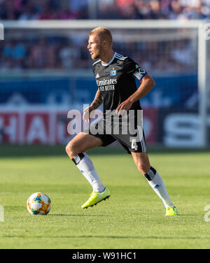 Chemnitz, Deutschland. 11 Aug, 2019. Fussball: DFB-Pokal, Chemnitzer FC - Hamburger SV, Runde 1, im Stadion auf der Gellertstraße. Rick van Drongelen aus Hamburg spielt den Ball. Credit: Robert Michael/dpa-Zentralbild/dpa - WICHTIGER HINWEIS: In Übereinstimmung mit den Anforderungen der DFL Deutsche Fußball Liga oder der DFB Deutscher Fußball-Bund ist es untersagt, zu verwenden oder verwendet Fotos im Stadion und/oder das Spiel in Form von Bildern und/oder Videos - wie Foto Sequenzen getroffen haben./dpa/Alamy leben Nachrichten Stockfoto