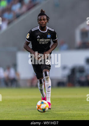 Chemnitz, Deutschland. 11 Aug, 2019. Fussball: DFB-Pokal, Chemnitzer FC - Hamburger SV, Runde 1, im Stadion auf der Gellertstraße. Hamburger Gideon Jung spielt den Ball. Credit: Robert Michael/dpa-Zentralbild/dpa - WICHTIGER HINWEIS: In Übereinstimmung mit den Anforderungen der DFL Deutsche Fußball Liga oder der DFB Deutscher Fußball-Bund ist es untersagt, zu verwenden oder verwendet Fotos im Stadion und/oder das Spiel in Form von Bildern und/oder Videos - wie Foto Sequenzen getroffen haben./dpa/Alamy leben Nachrichten Stockfoto