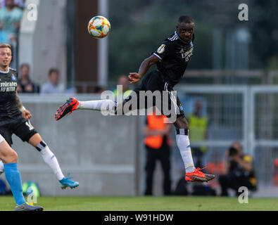 Chemnitz, Deutschland. 11 Aug, 2019. Fussball: DFB-Pokal, Chemnitzer FC - Hamburger SV, Runde 1, im Stadion auf der Gellertstraße. Der Hamburger David Kinsombi spielt den Ball. Credit: Robert Michael/dpa-Zentralbild/dpa - WICHTIGER HINWEIS: In Übereinstimmung mit den Anforderungen der DFL Deutsche Fußball Liga oder der DFB Deutscher Fußball-Bund ist es untersagt, zu verwenden oder verwendet Fotos im Stadion und/oder das Spiel in Form von Bildern und/oder Videos - wie Foto Sequenzen getroffen haben./dpa/Alamy leben Nachrichten Stockfoto