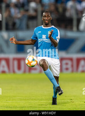 Chemnitz, Deutschland. 11 Aug, 2019. Fussball: DFB-Pokal, Chemnitzer FC - Hamburger SV, Runde 1, im Stadion auf der Gellertstraße. Die Chemnitzer Tarsis Bonga spielt den Ball. Credit: Robert Michael/dpa-Zentralbild/dpa - WICHTIGER HINWEIS: In Übereinstimmung mit den Anforderungen der DFL Deutsche Fußball Liga oder der DFB Deutscher Fußball-Bund ist es untersagt, zu verwenden oder verwendet Fotos im Stadion und/oder das Spiel in Form von Bildern und/oder Videos - wie Foto Sequenzen getroffen haben./dpa/Alamy leben Nachrichten Stockfoto