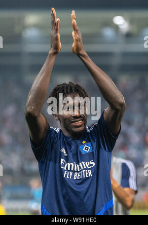 Chemnitz, Deutschland. 11 Aug, 2019. Fussball: DFB-Pokal, Chemnitzer FC - Hamburger SV, Runde 1, im Stadion auf der Gellertstraße. Hamburger Bäckerei Jatta dank seiner Fans nach dem Sieg. Credit: Robert Michael/dpa-Zentralbild/dpa - WICHTIGER HINWEIS: In Übereinstimmung mit den Anforderungen der DFL Deutsche Fußball Liga oder der DFB Deutscher Fußball-Bund ist es untersagt, zu verwenden oder verwendet Fotos im Stadion und/oder das Spiel in Form von Bildern und/oder Videos - wie Foto Sequenzen getroffen haben./dpa/Alamy leben Nachrichten Stockfoto