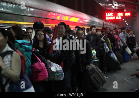 Eine Masse von chinesische Passagiere auf ihrem Weg zurück zum Frühlingsfest oder das Chinesische Neue Jahr Warteschlangen bis zu einen Zug an der Shenzhen West Railwa Stockfoto