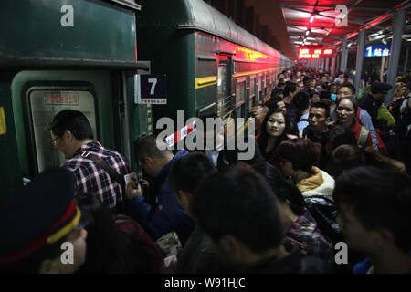 Eine Masse von chinesische Passagiere auf ihrem Weg zurück zum Frühlingsfest oder das Chinesische Neue Jahr Warteschlange bis zu einen Zug an der Shenzhen West Railway Stockfoto
