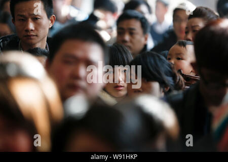 Eine Masse von chinesische Passagiere auf ihrem Weg zurück zum Frühlingsfest oder das Chinesische Neue Jahr warten Züge am Bahnhof Hankou in Wuhan Stockfoto