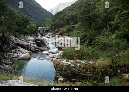 Die Verzasca Fluss fließt über die Felsen und Steine im Verzascatal In Lavertezzo, in der italienischen Region Tessin, Schweiz. Stockfoto