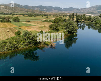 Künstlicher See von Capo d'Acqua Capestrano, L'Aquila, Abruzzen, Italien Stockfoto